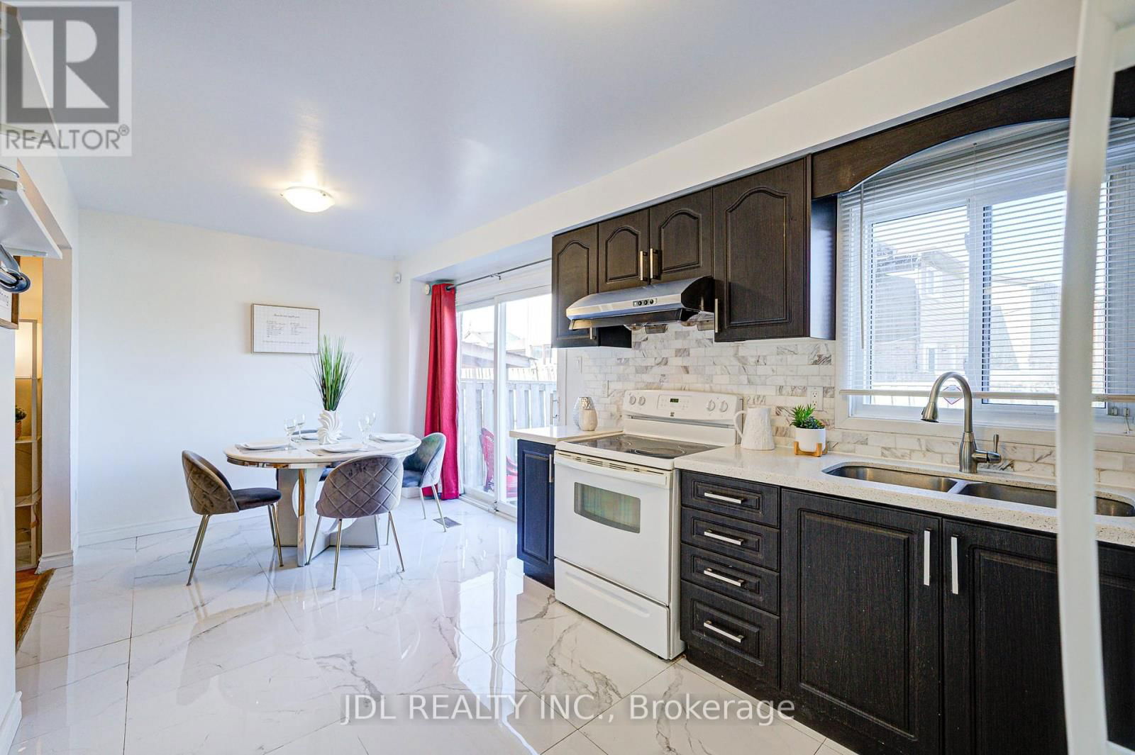 55 BARRINGTON CRESCENT Image 20