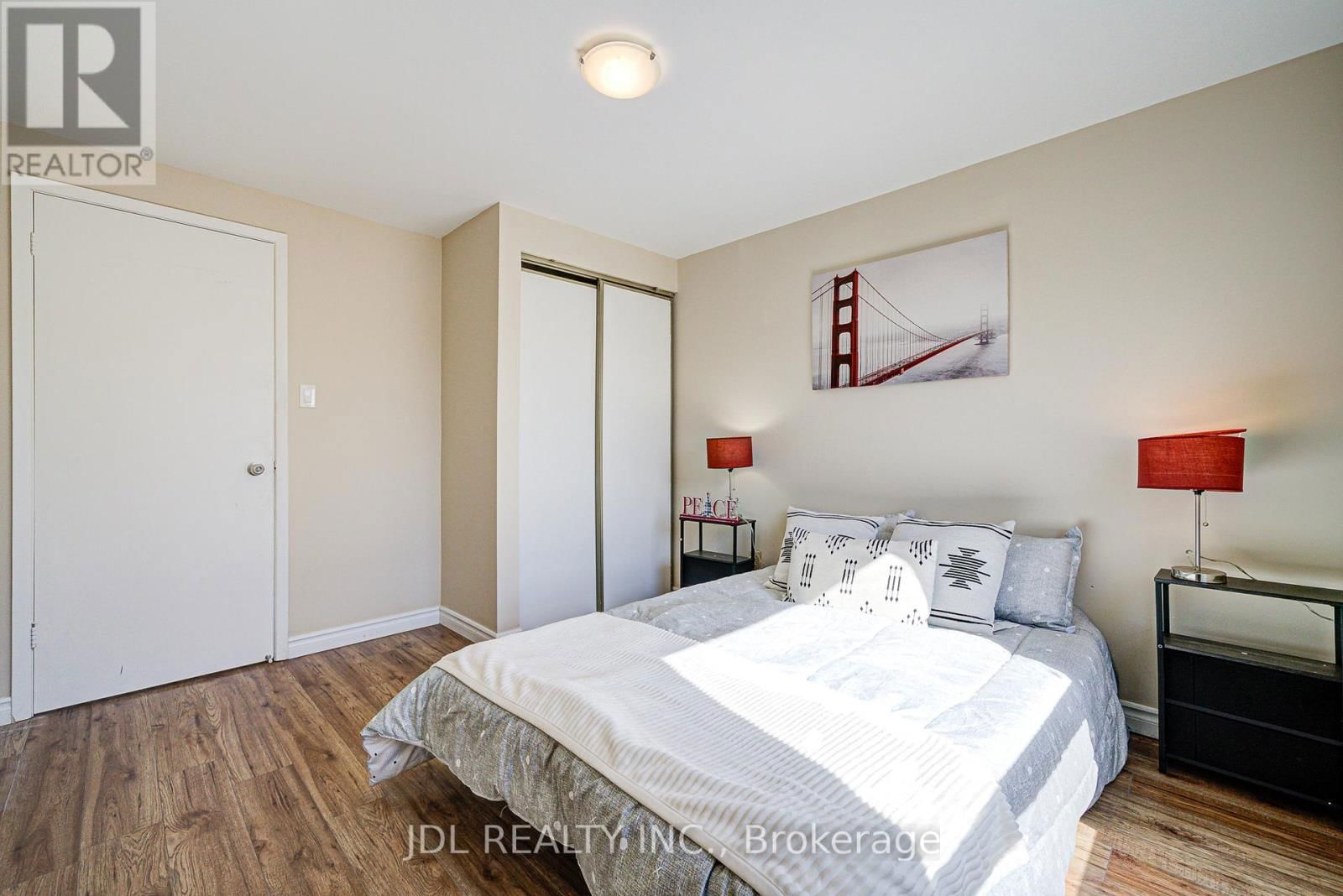 55 BARRINGTON CRESCENT Image 27
