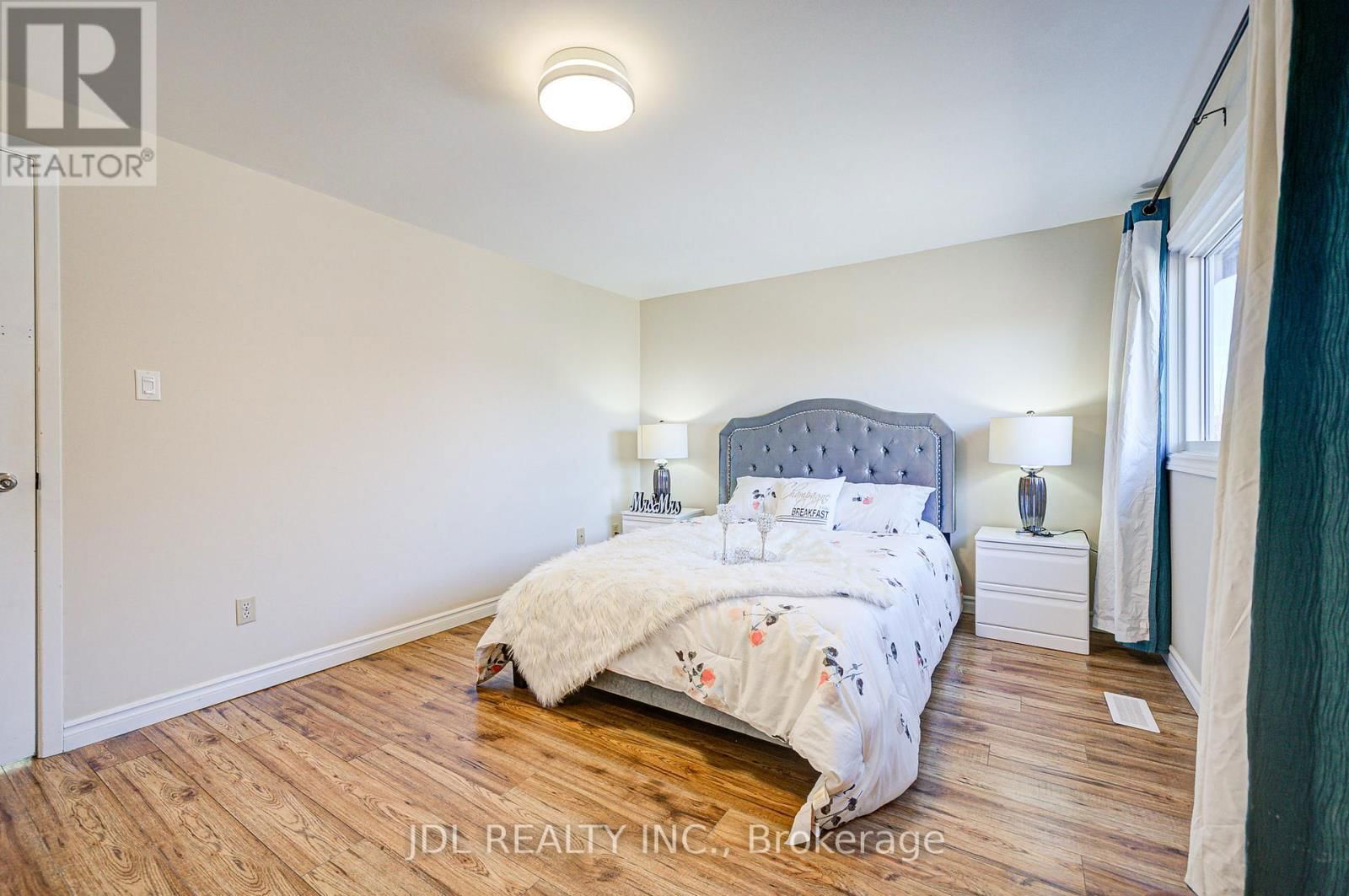 55 BARRINGTON CRESCENT Image 29
