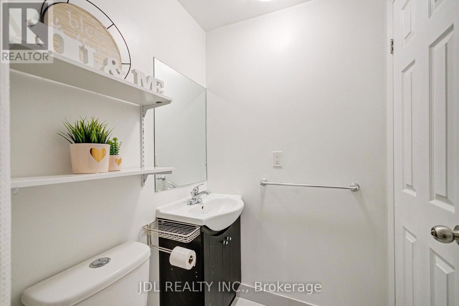 55 BARRINGTON CRESCENT Image 34