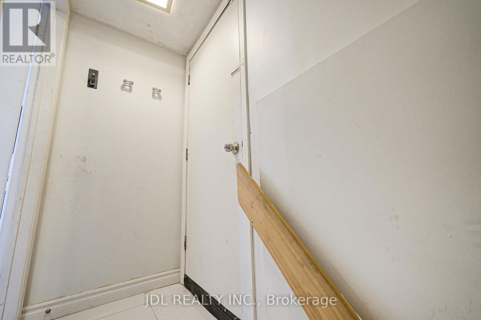55 BARRINGTON CRESCENT Image 36