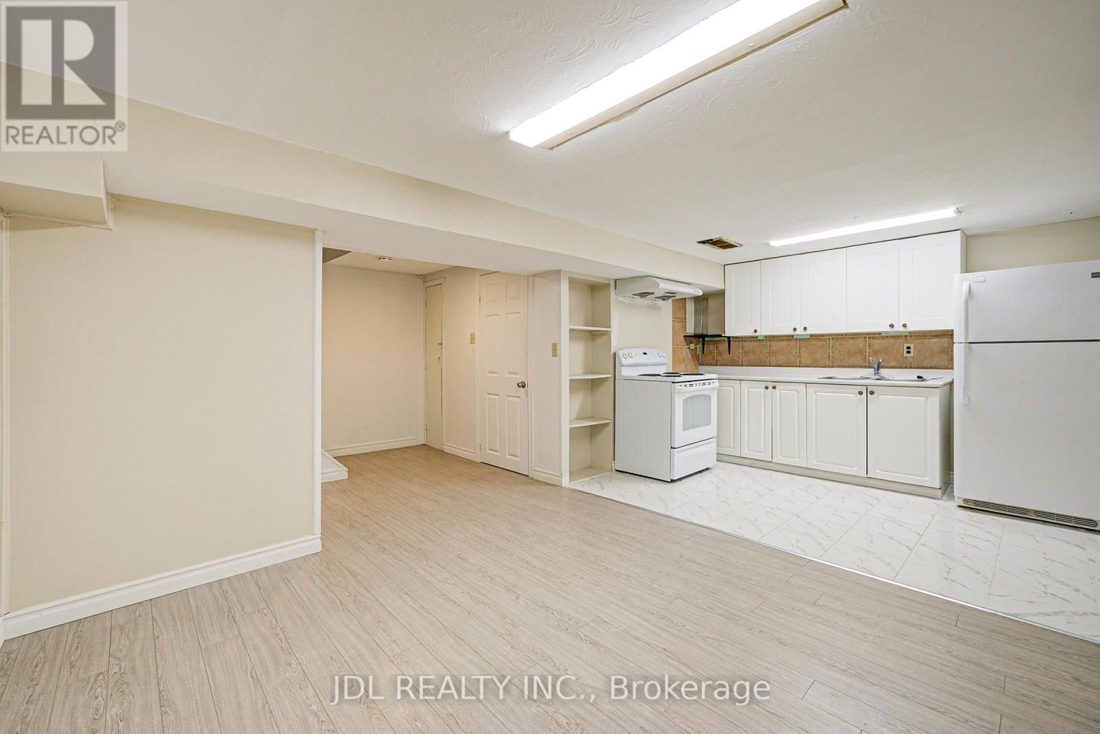55 BARRINGTON CRESCENT Image 38
