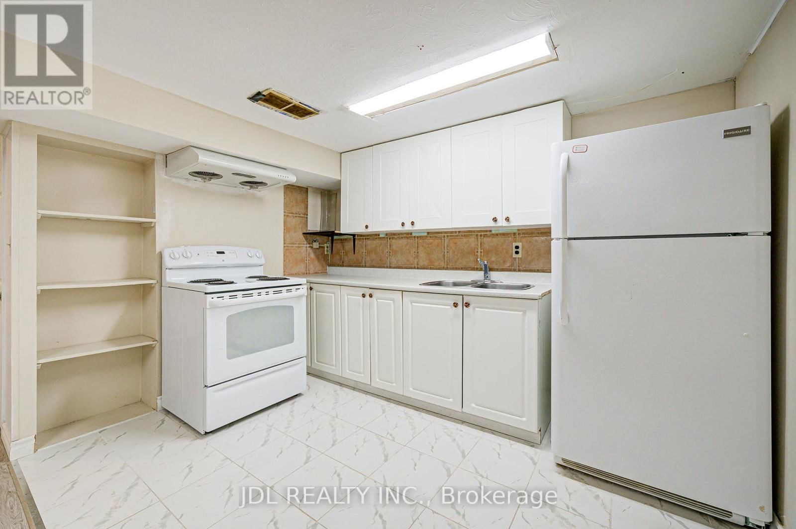 55 BARRINGTON CRESCENT Image 39