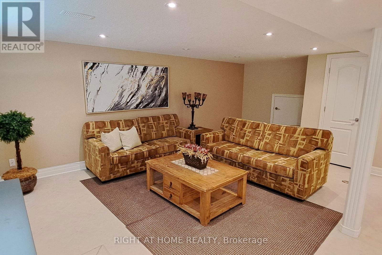643 LAKELANDS AVENUE Image 11