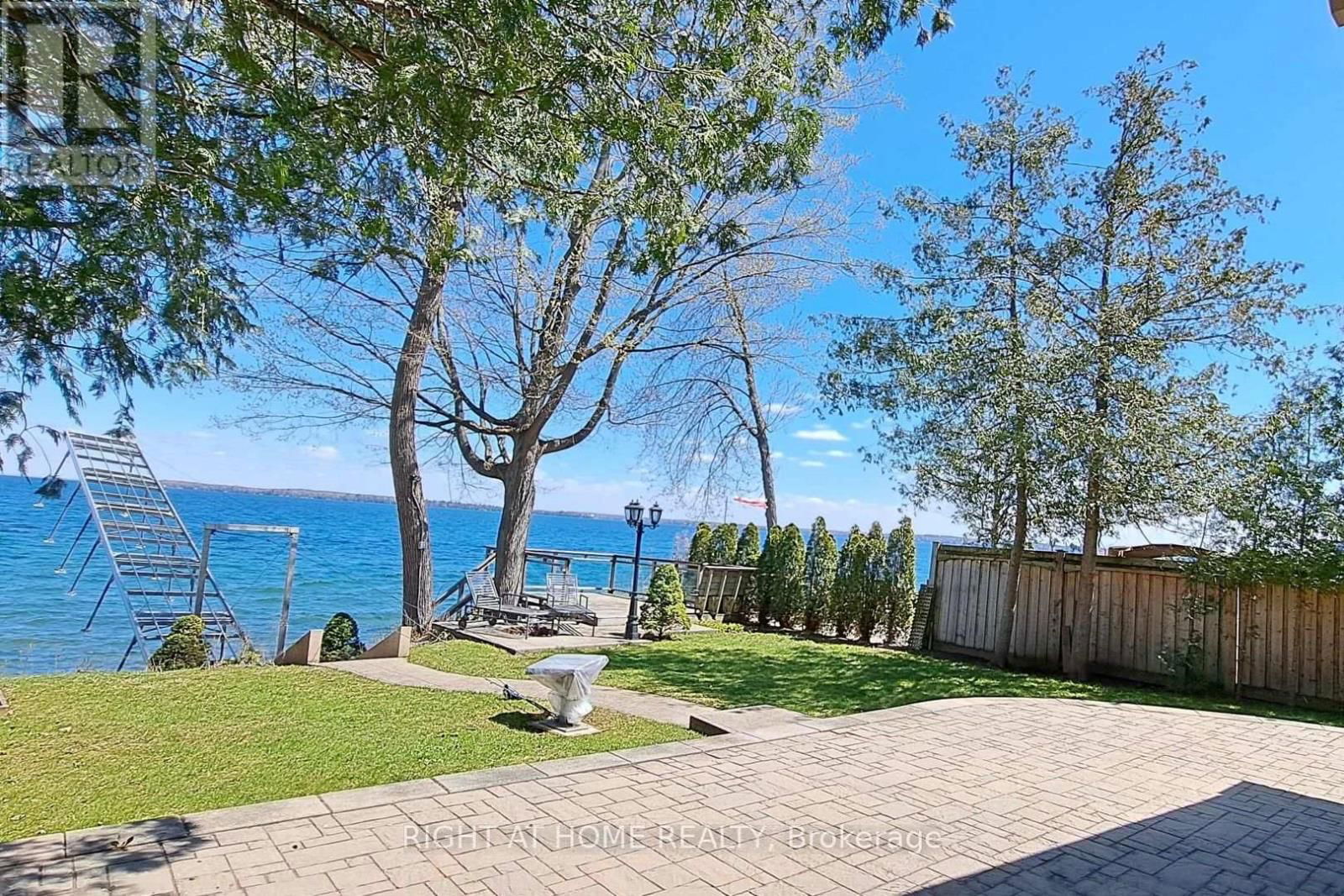643 LAKELANDS AVENUE Image 24