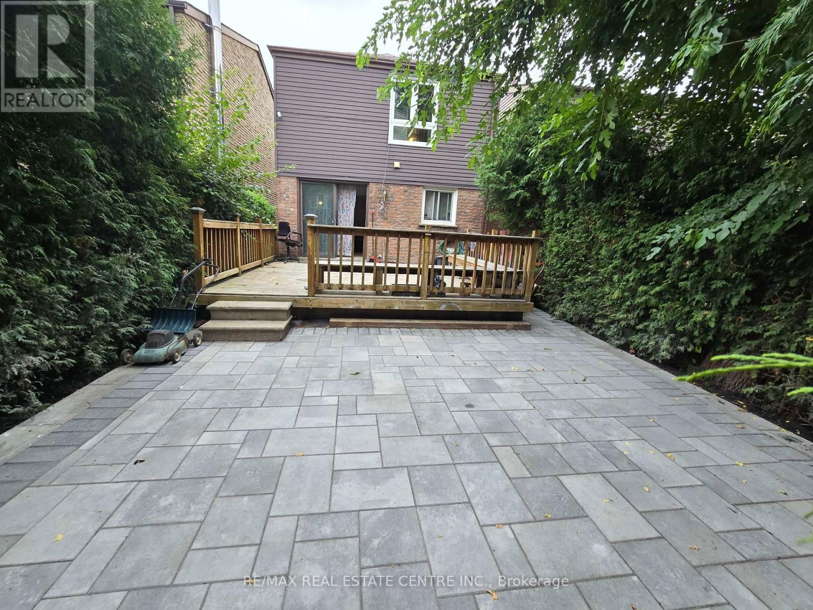 Upper - 25 ROYAL COLWOOD COURT Image 18