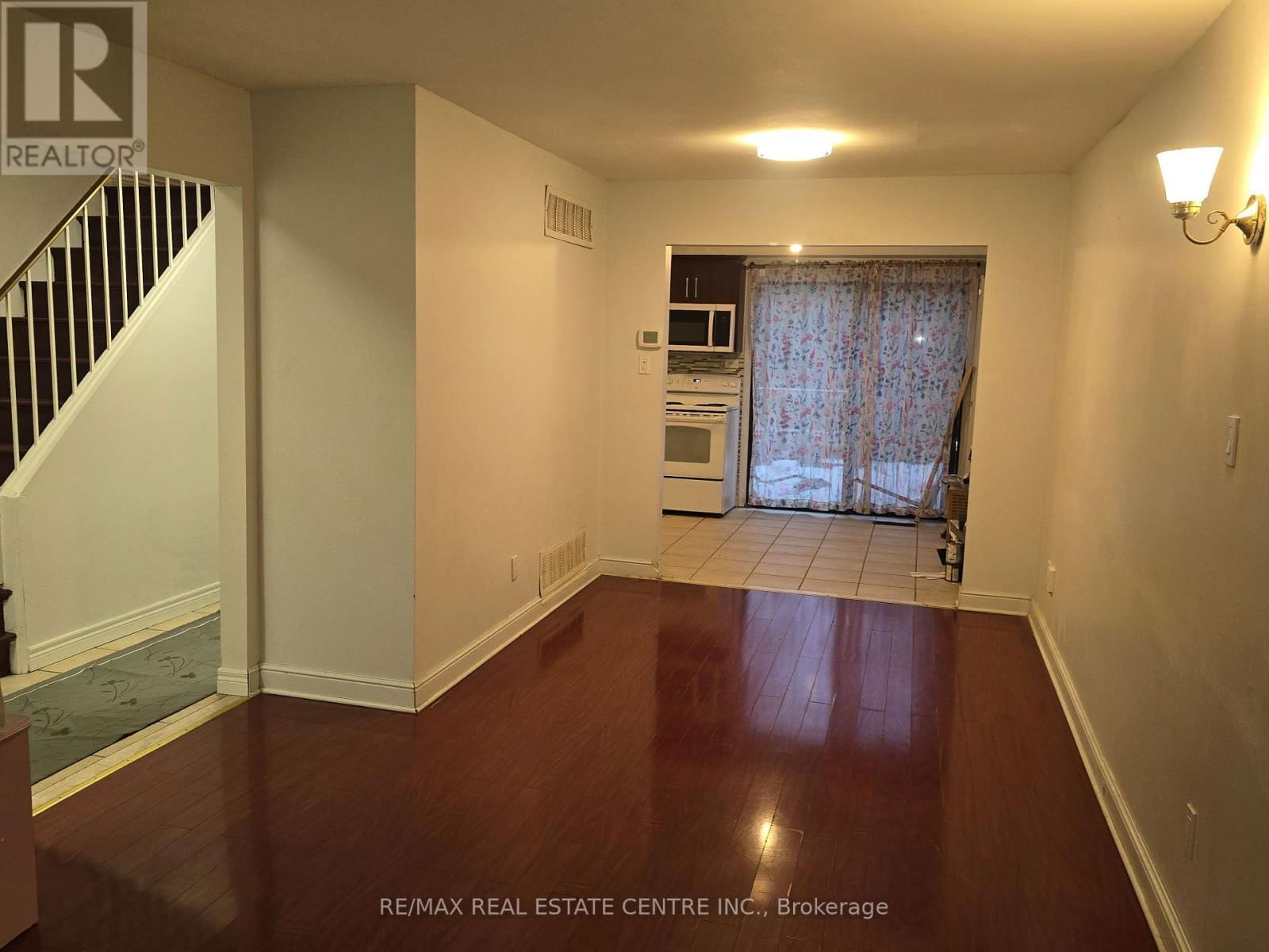 Upper - 25 ROYAL COLWOOD COURT Image 2