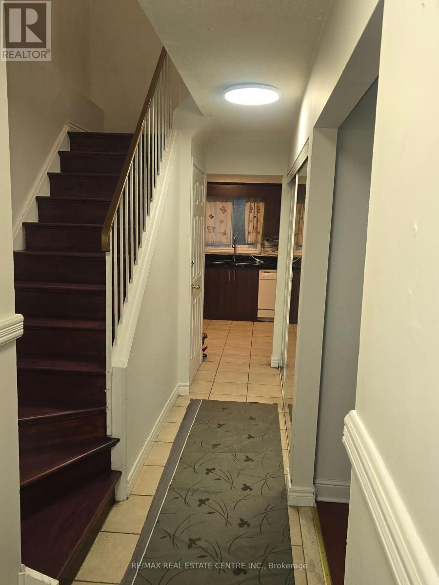 Upper - 25 ROYAL COLWOOD COURT Image 3
