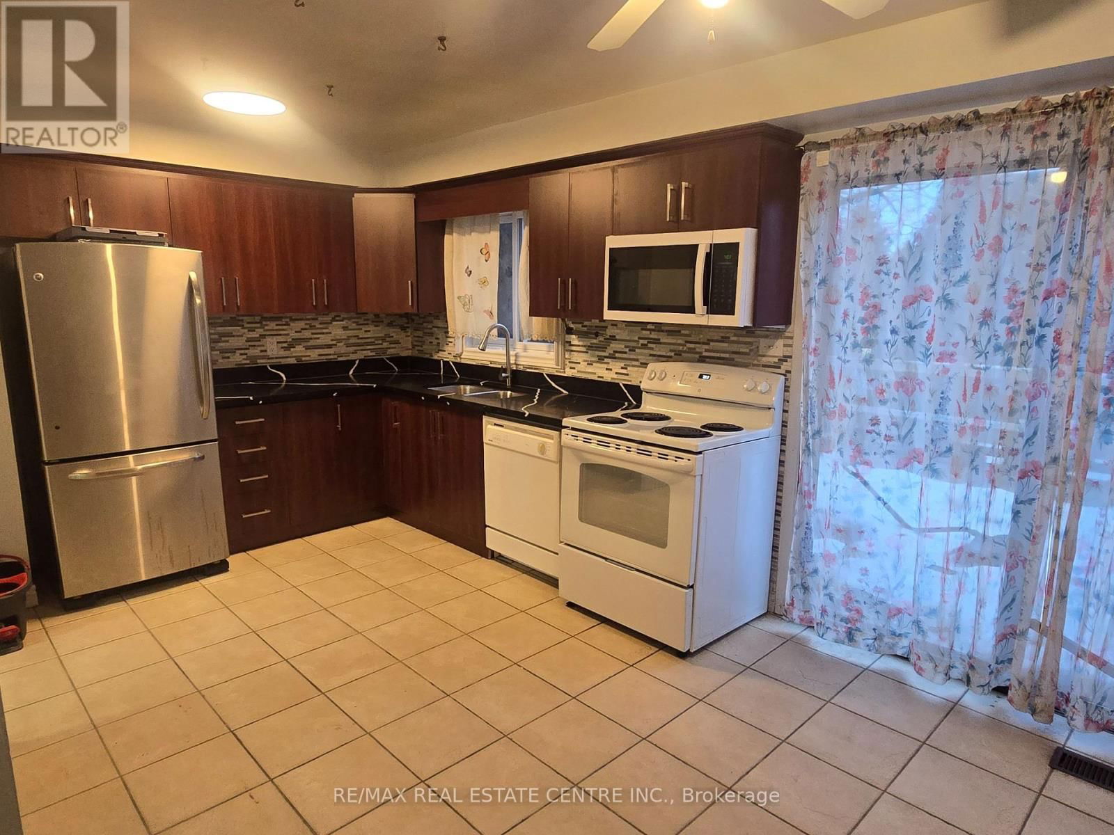 Upper - 25 ROYAL COLWOOD COURT Image 5