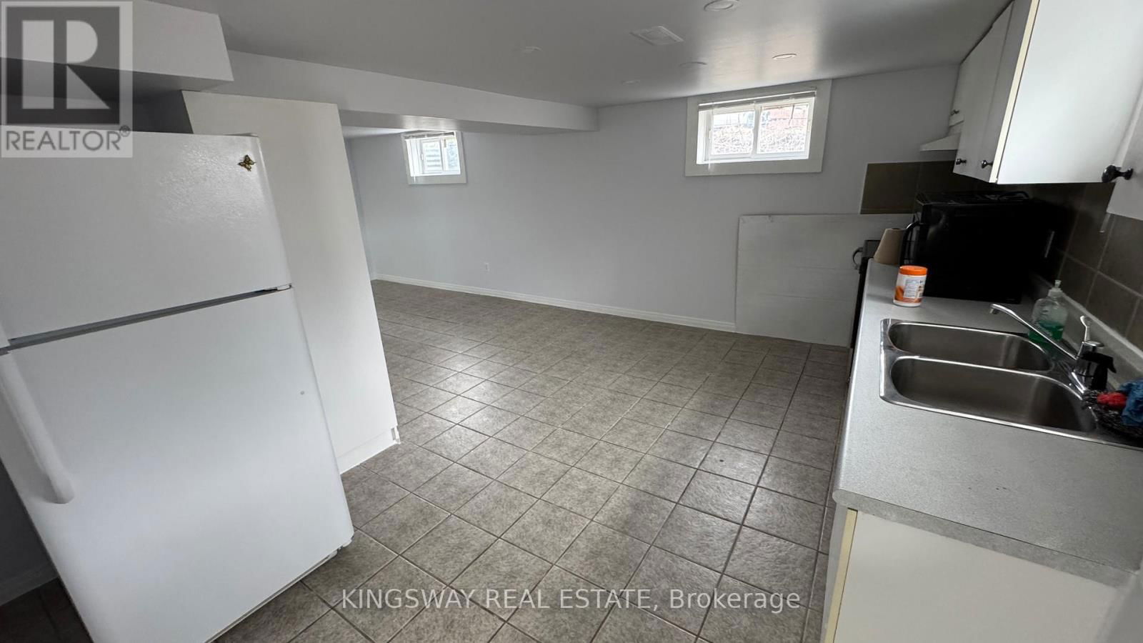 65 PARK CRESCENT Image 2