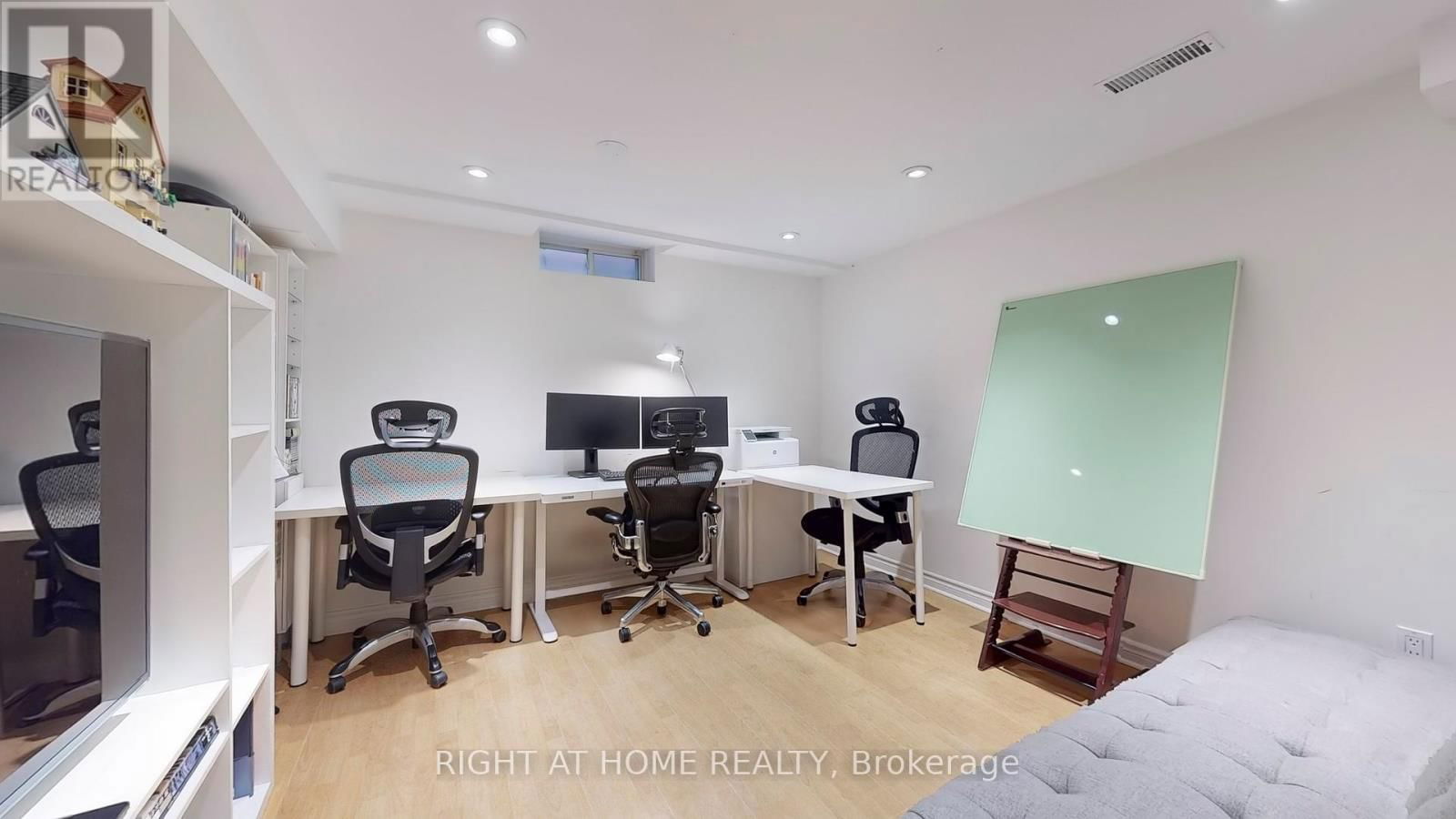12 SIGNET WAY Image 32