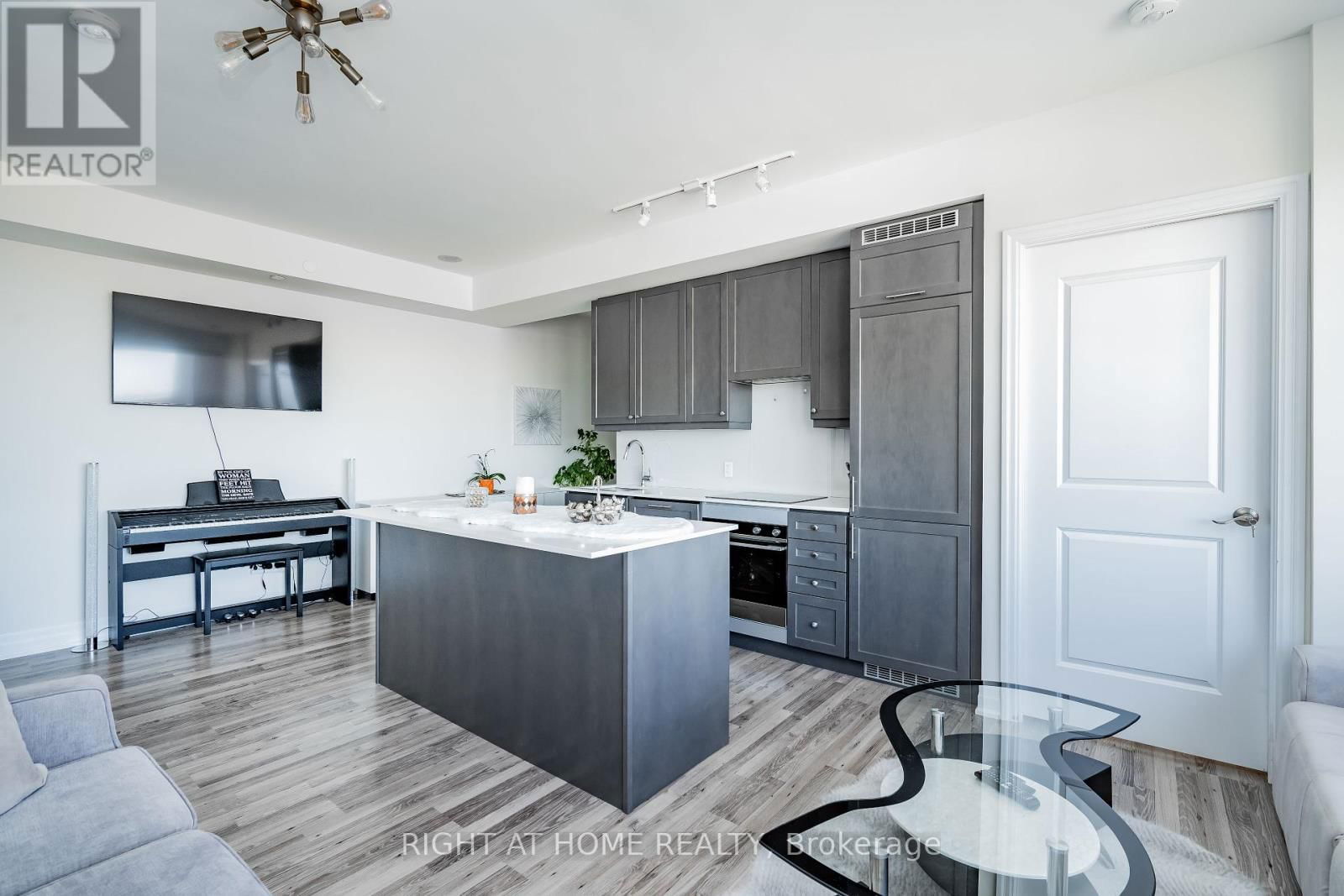 2309 - 9075 JANE STREET Image 4
