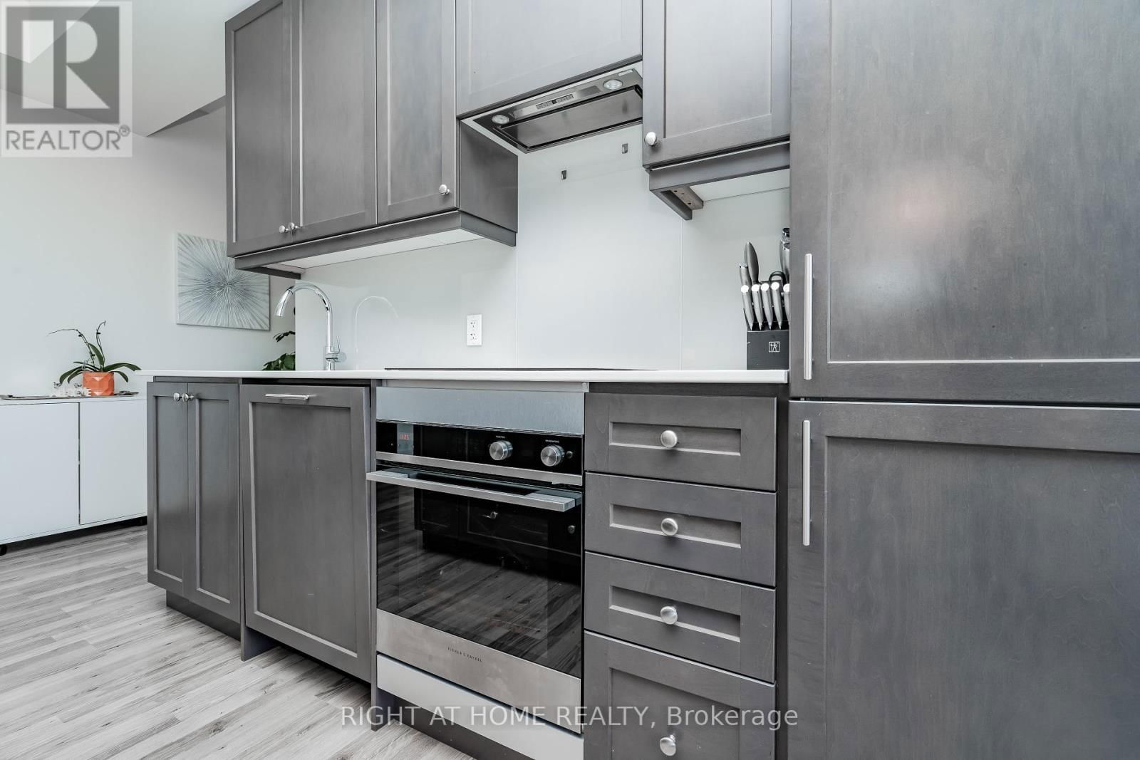 2309 - 9075 JANE STREET Image 8