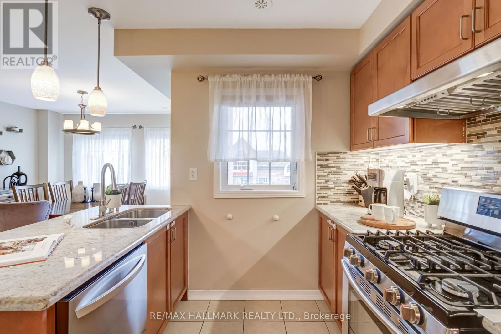 187 HAWKVIEW BOULEVARD Image 17