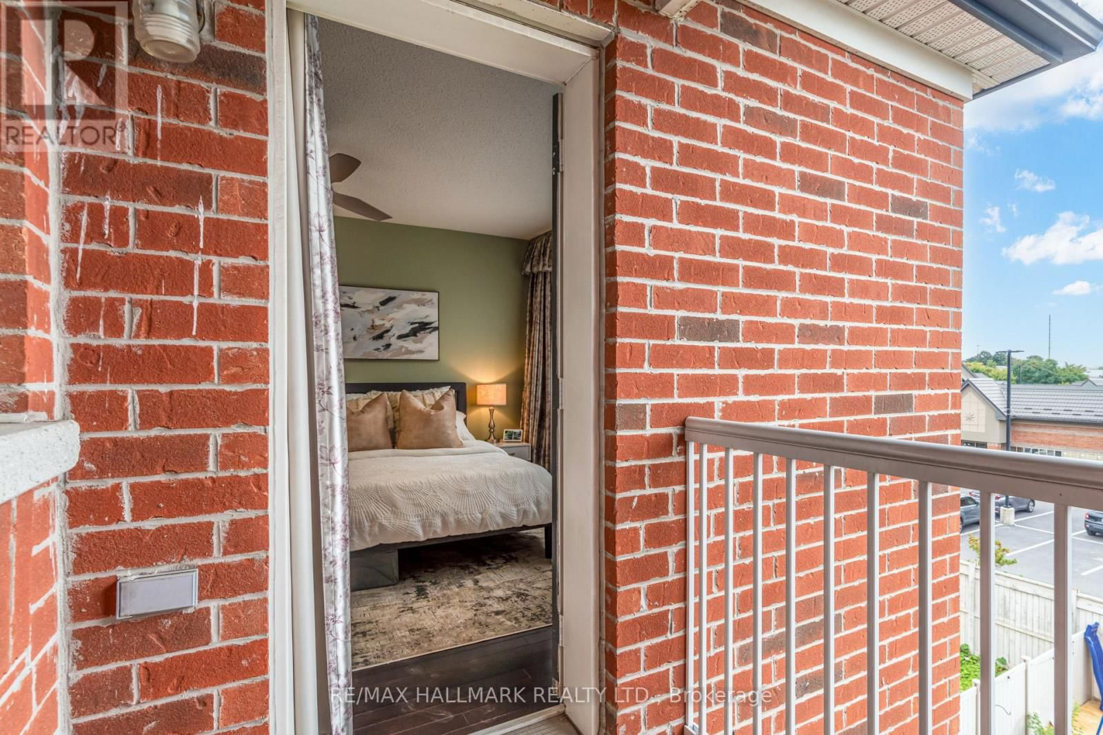 187 HAWKVIEW BOULEVARD Image 24