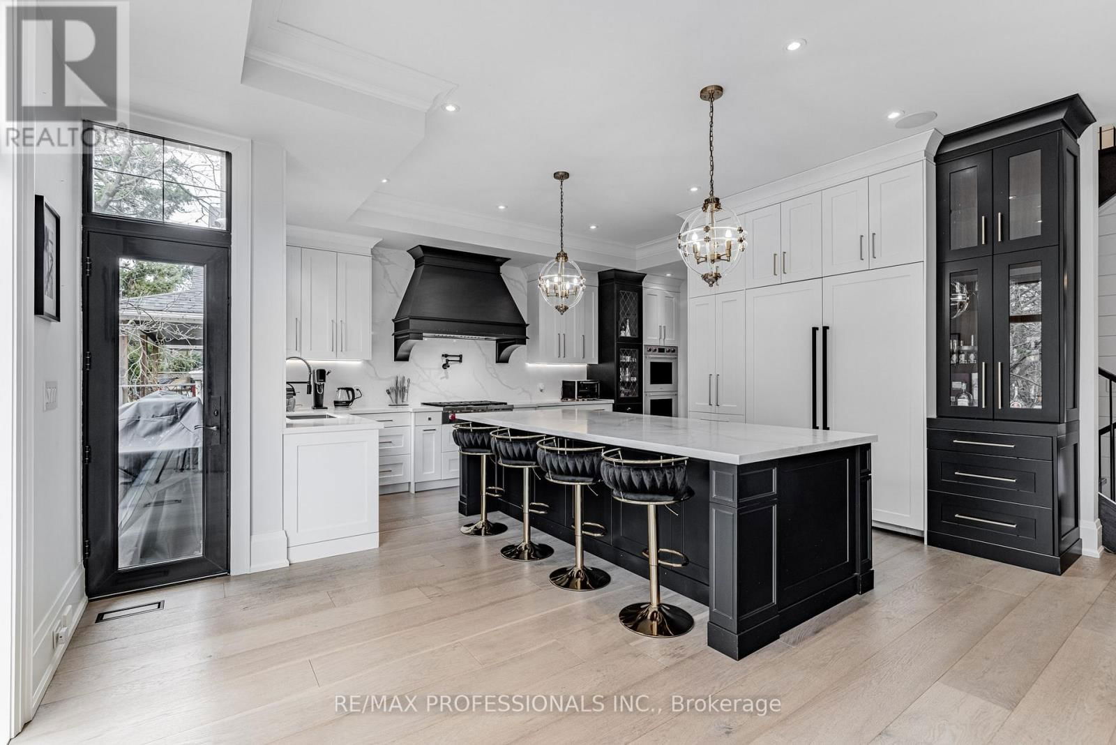 152 WELLS STREET Image 3