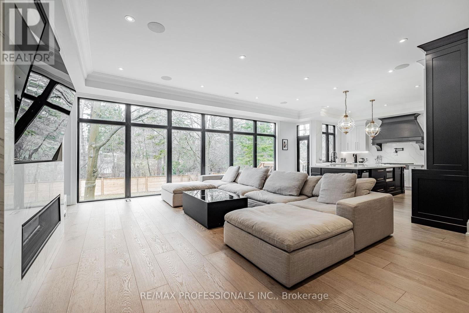 152 WELLS STREET Image 9