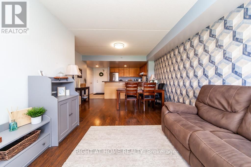 301 - 7428 MARKHAM ROAD Image 5