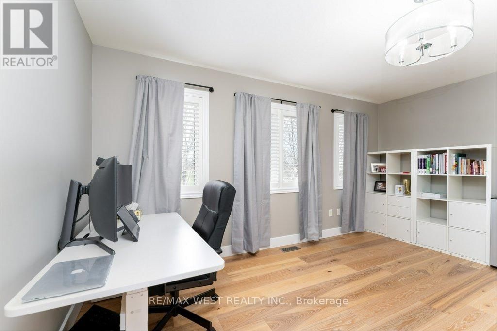 93 DAVOS ROAD Image 17