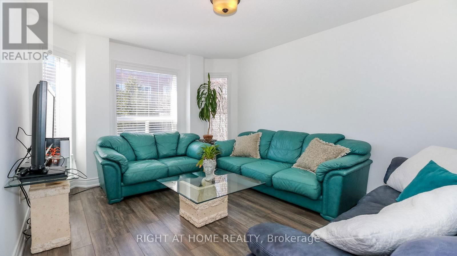 2072 WILSON STREET Image 14