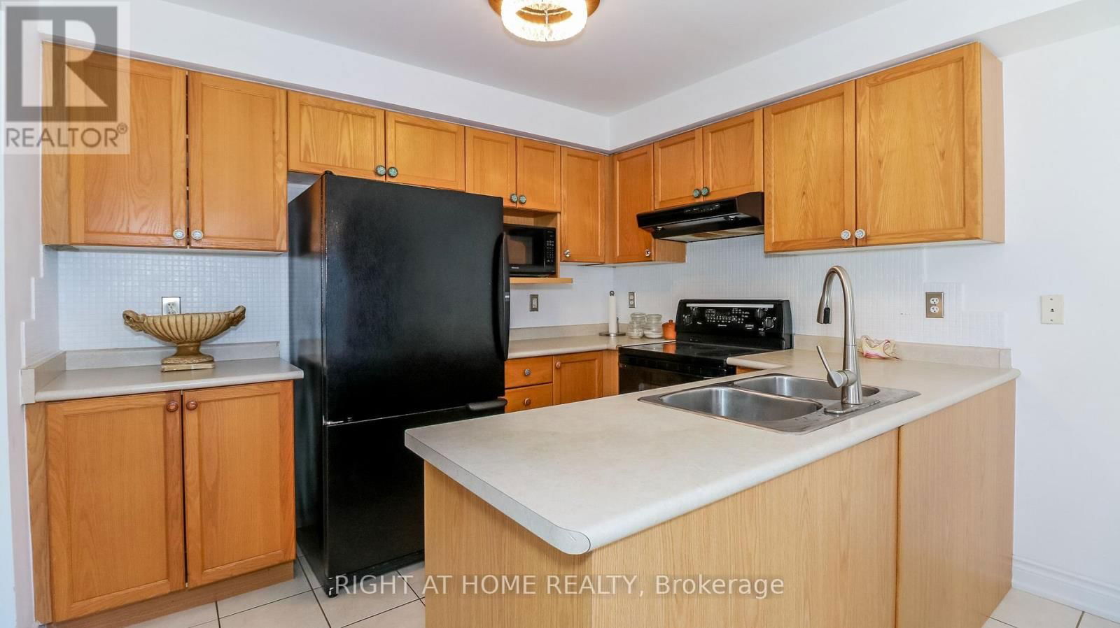 2072 WILSON STREET Image 17