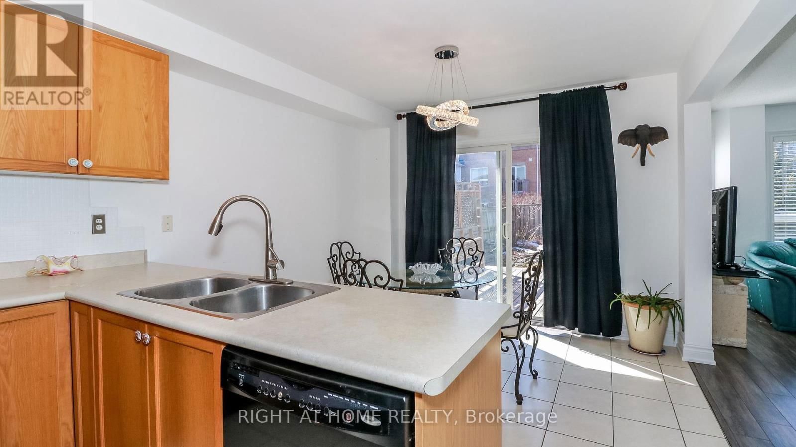 2072 WILSON STREET Image 19