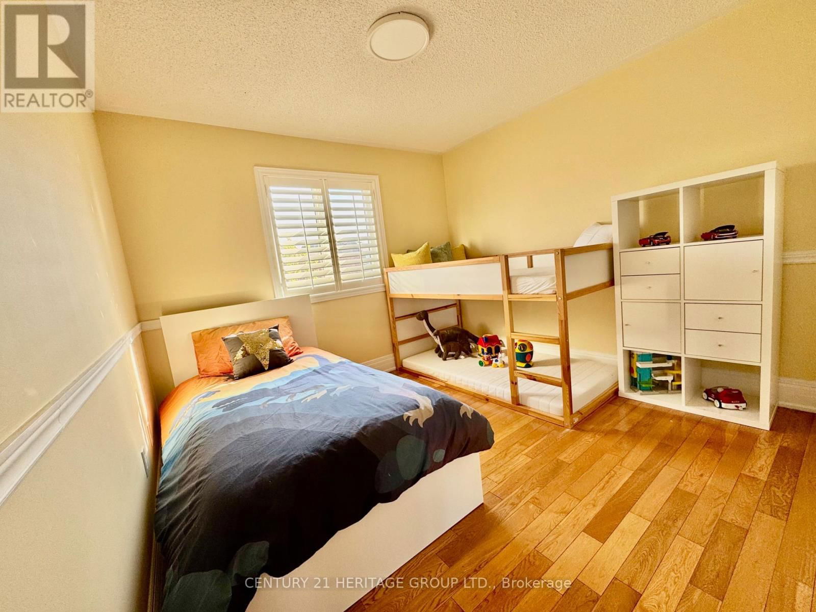 12 FIELDSIDE STREET Image 26