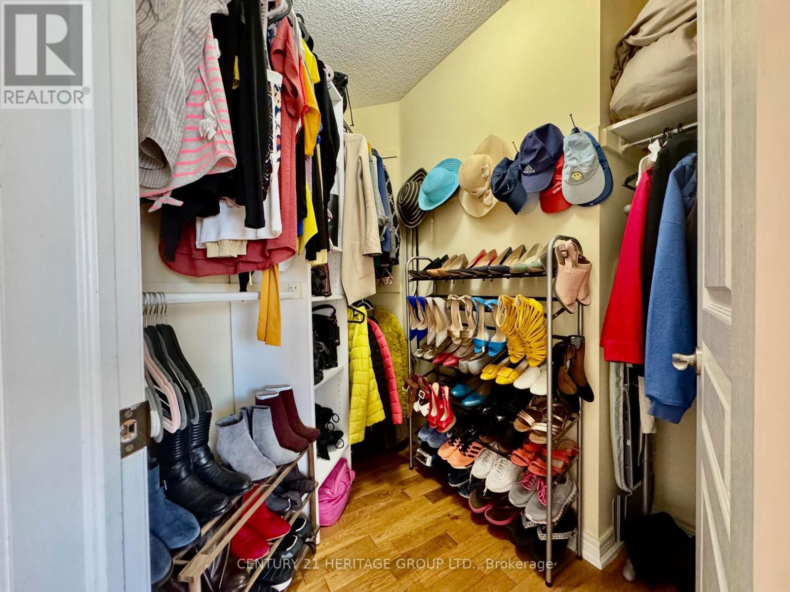 12 FIELDSIDE STREET Image 30