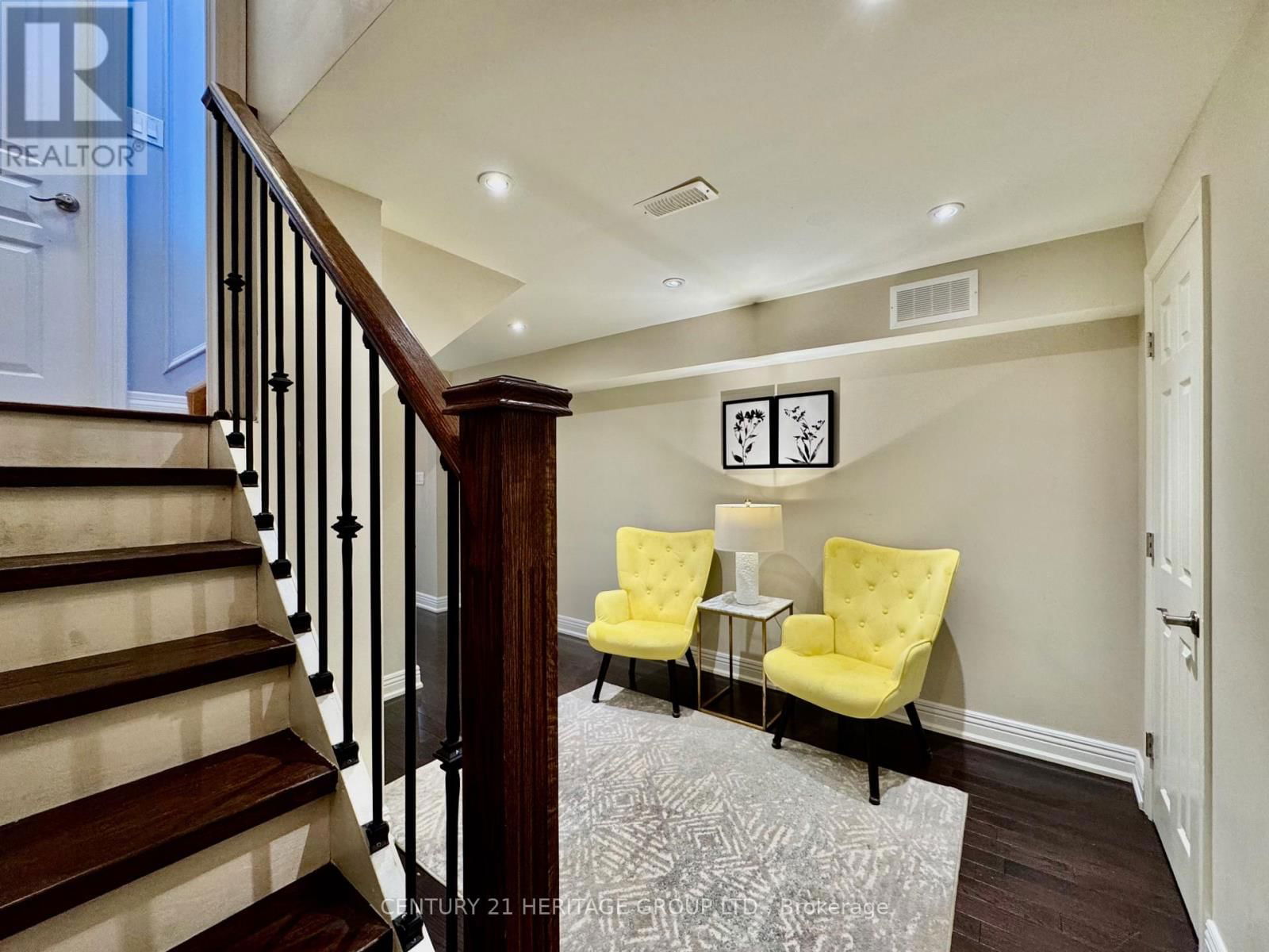 12 FIELDSIDE STREET Image 33