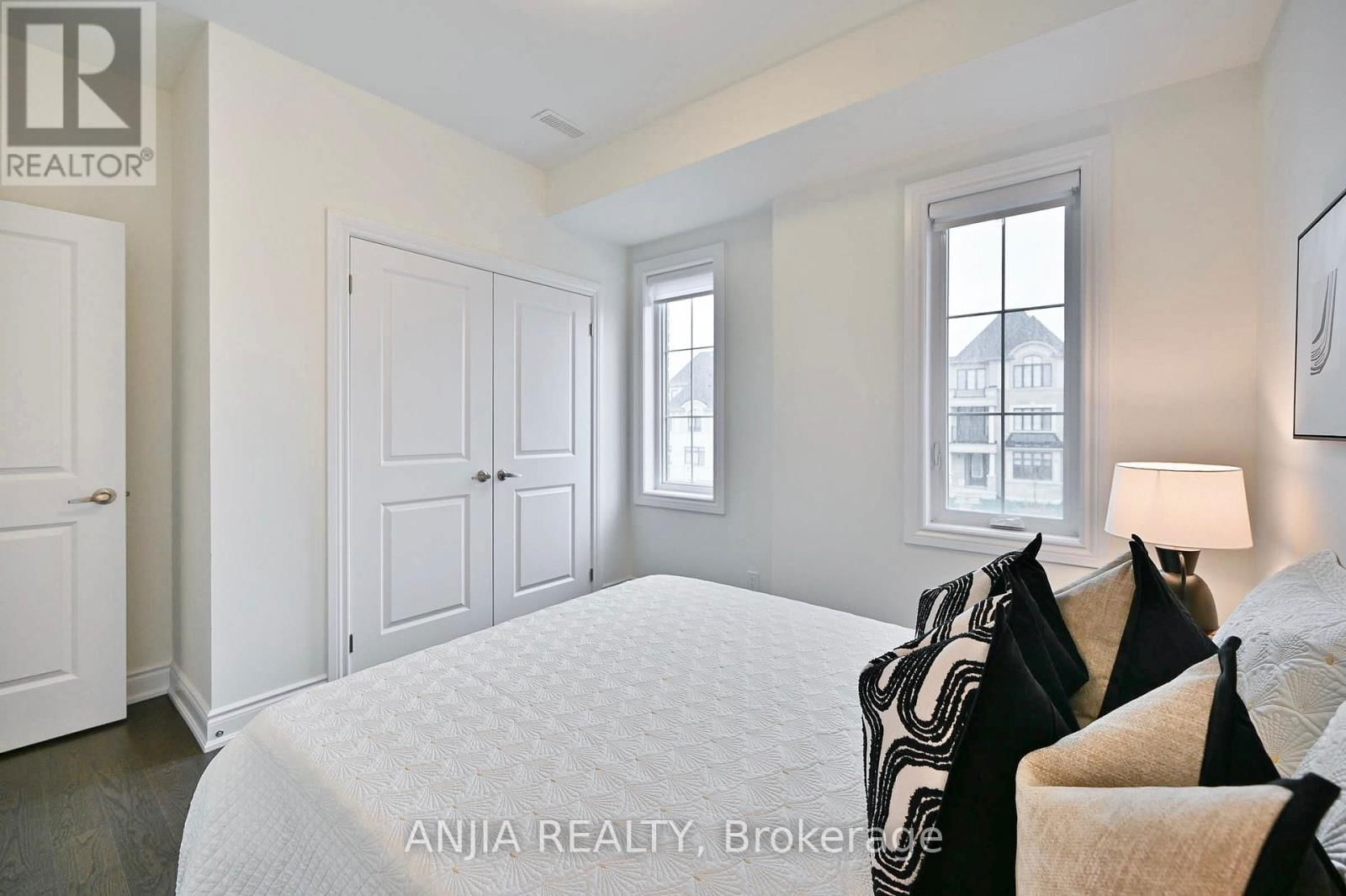 19 YORK DOWNS BOULEVARD Image 32