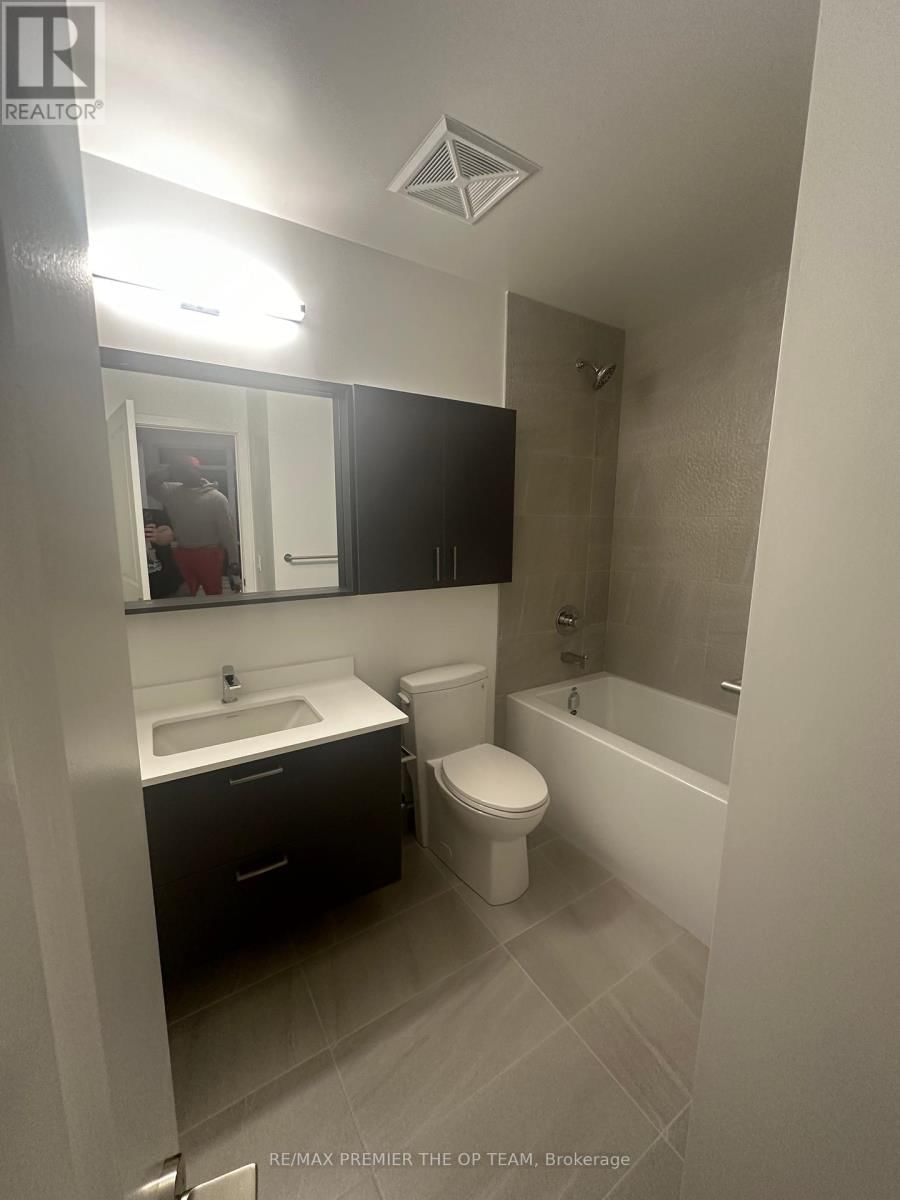 403 - 30 UPPER MALL WAY Image 12