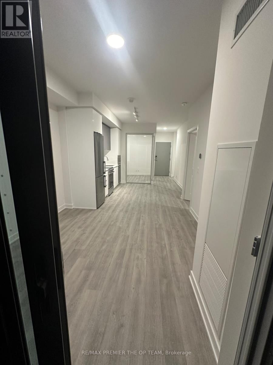 403 - 30 UPPER MALL WAY Image 14