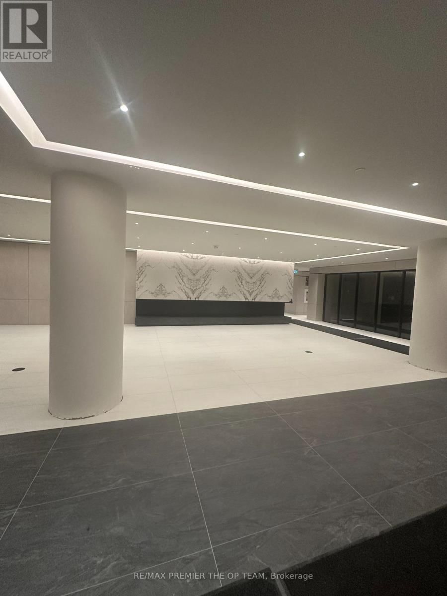 403 - 30 UPPER MALL WAY Image 3