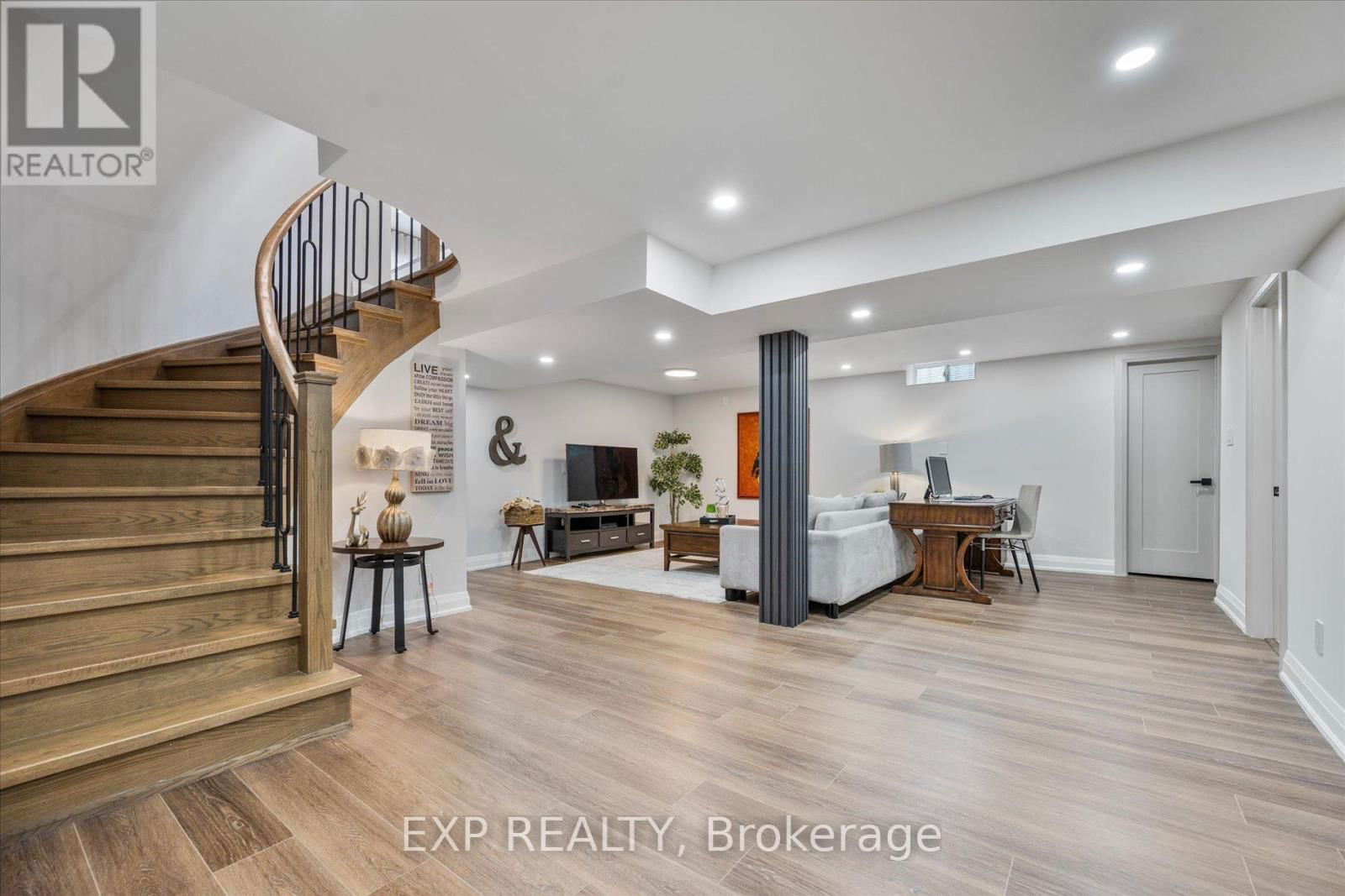 10 STRATFORD DRIVE Image 35