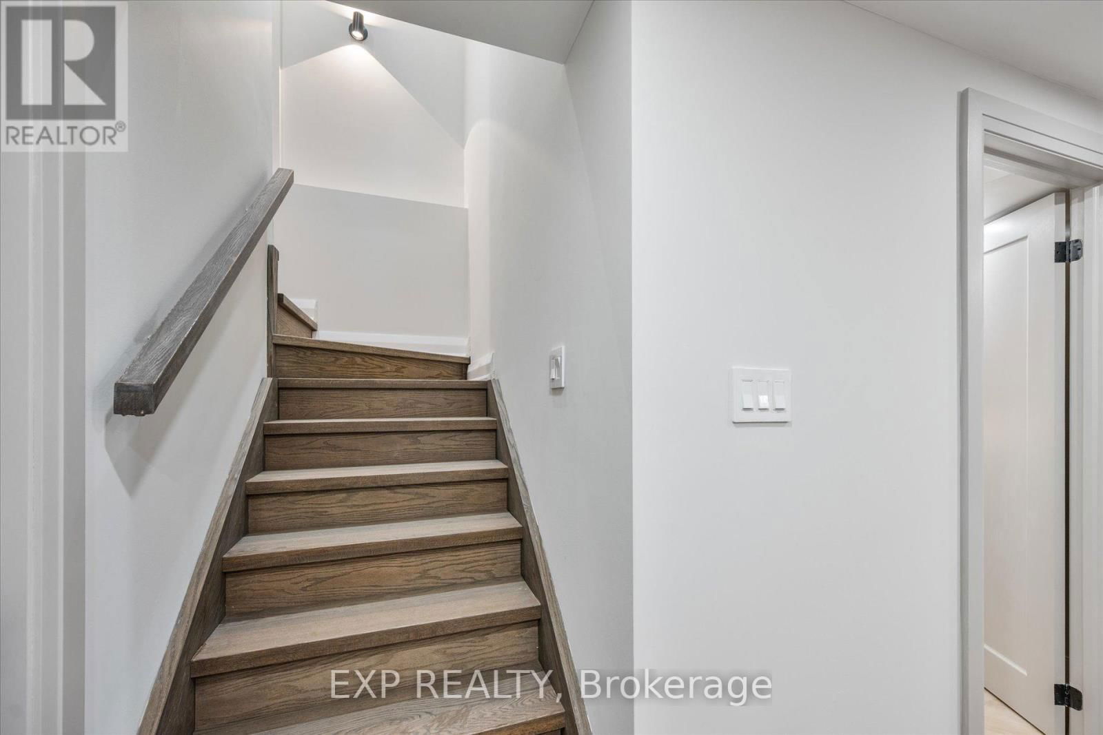 10 STRATFORD DRIVE Image 43