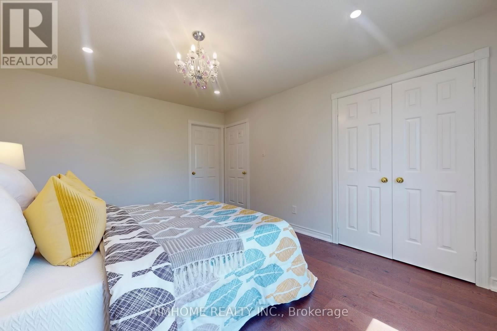 24 TILMAN CIRCLE Image 32