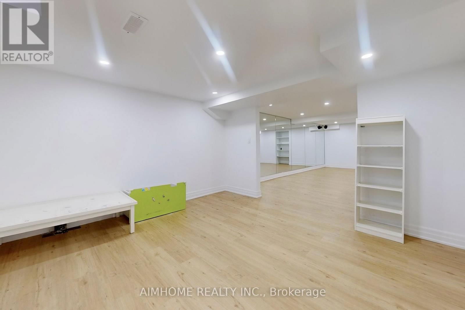 24 TILMAN CIRCLE Image 40