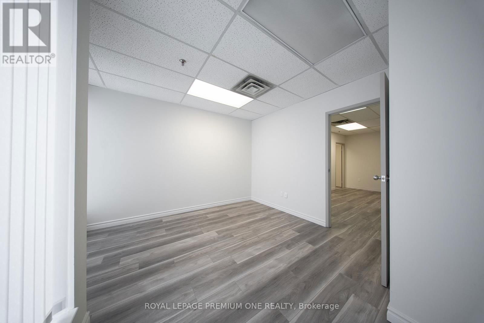 16 (Upper) - 65 WOODSTREAM BOULEVARD Image 12