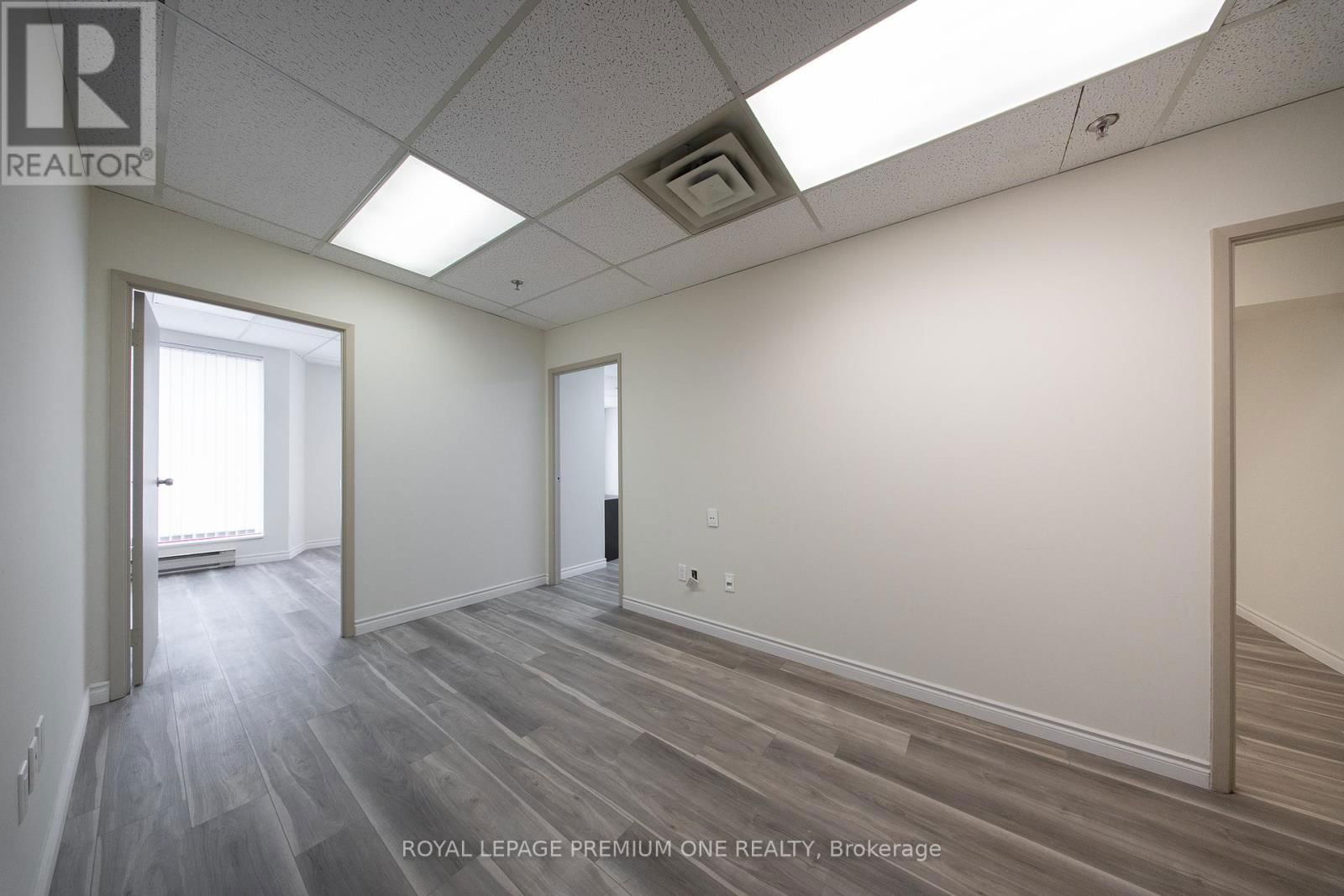 16 (Upper) - 65 WOODSTREAM BOULEVARD Image 3