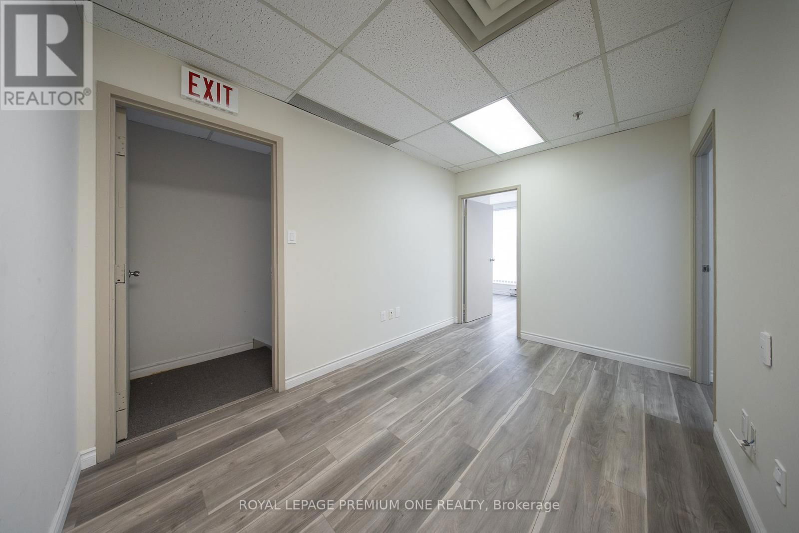 16 (Upper) - 65 WOODSTREAM BOULEVARD Image 4
