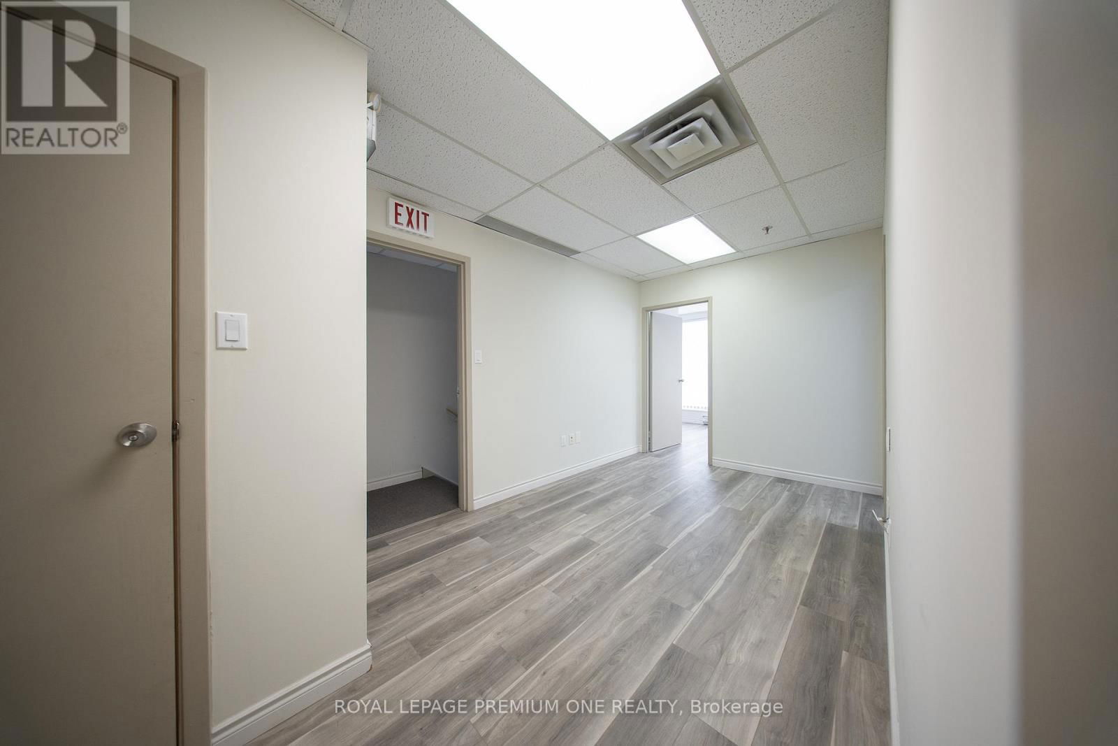 16 (Upper) - 65 WOODSTREAM BOULEVARD Image 5