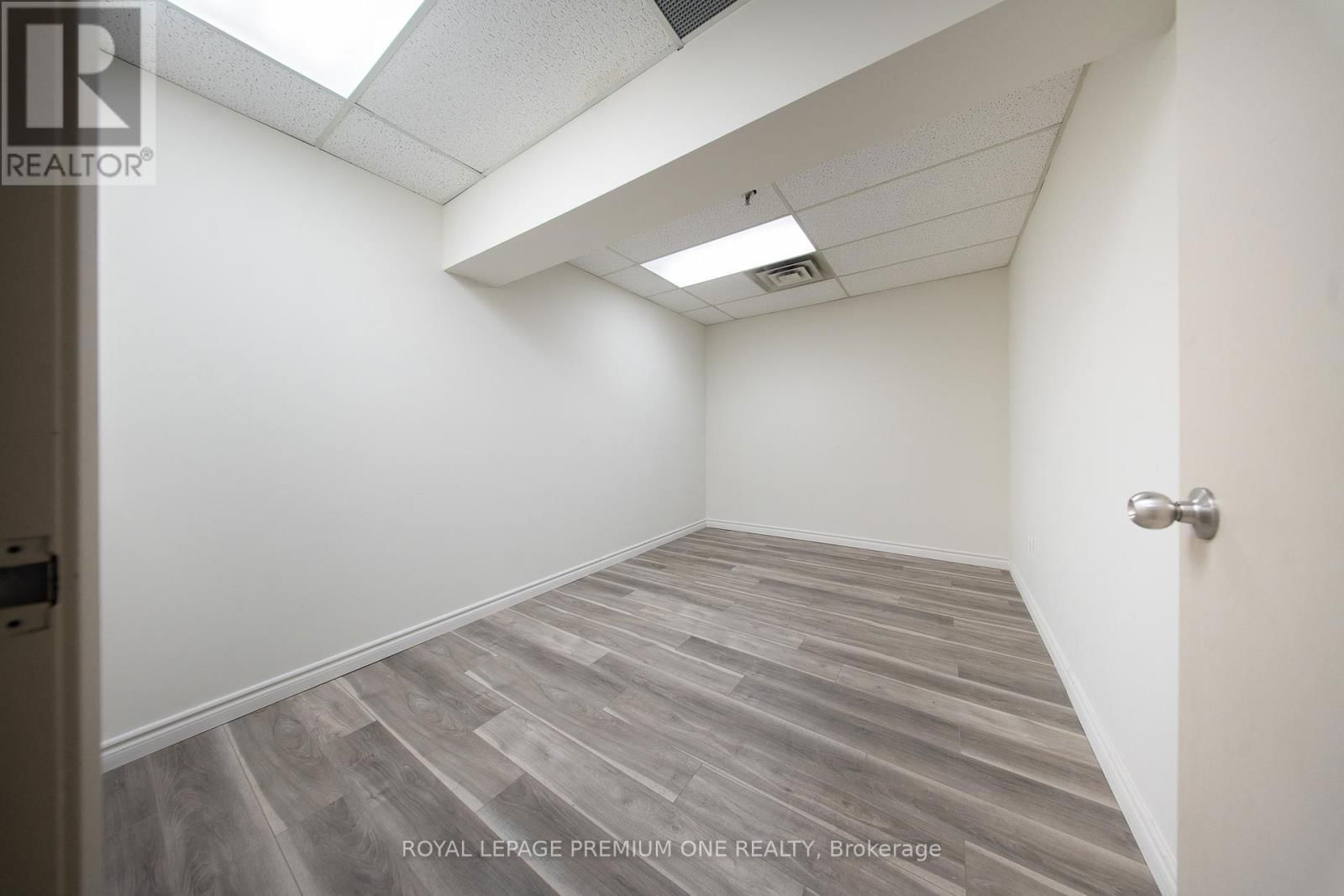 16 (Upper) - 65 WOODSTREAM BOULEVARD Image 6