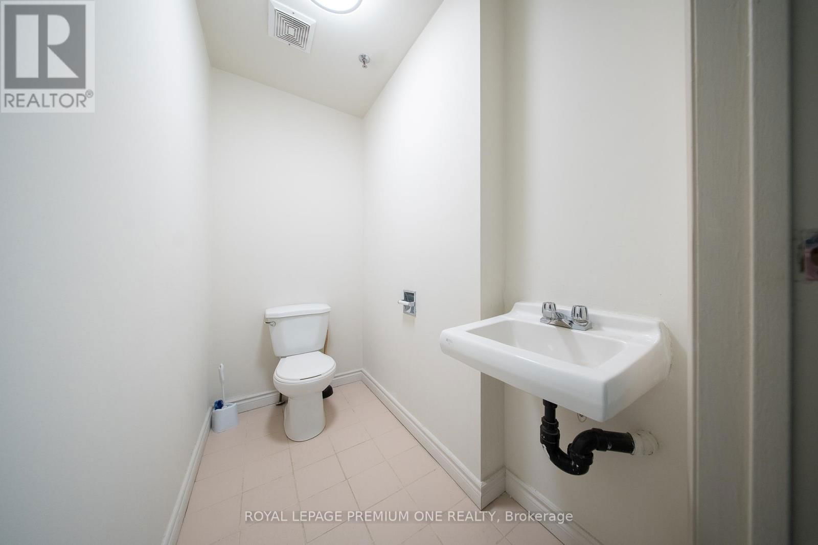 16 (Upper) - 65 WOODSTREAM BOULEVARD Image 8