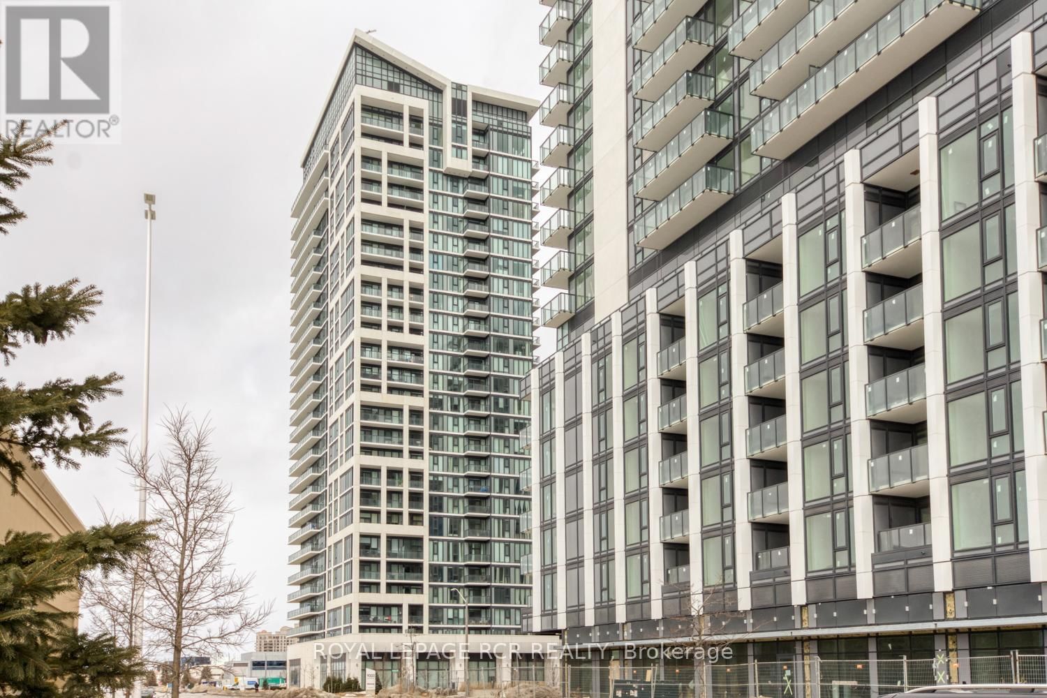 425 - 9000 JANE STREET Image 2