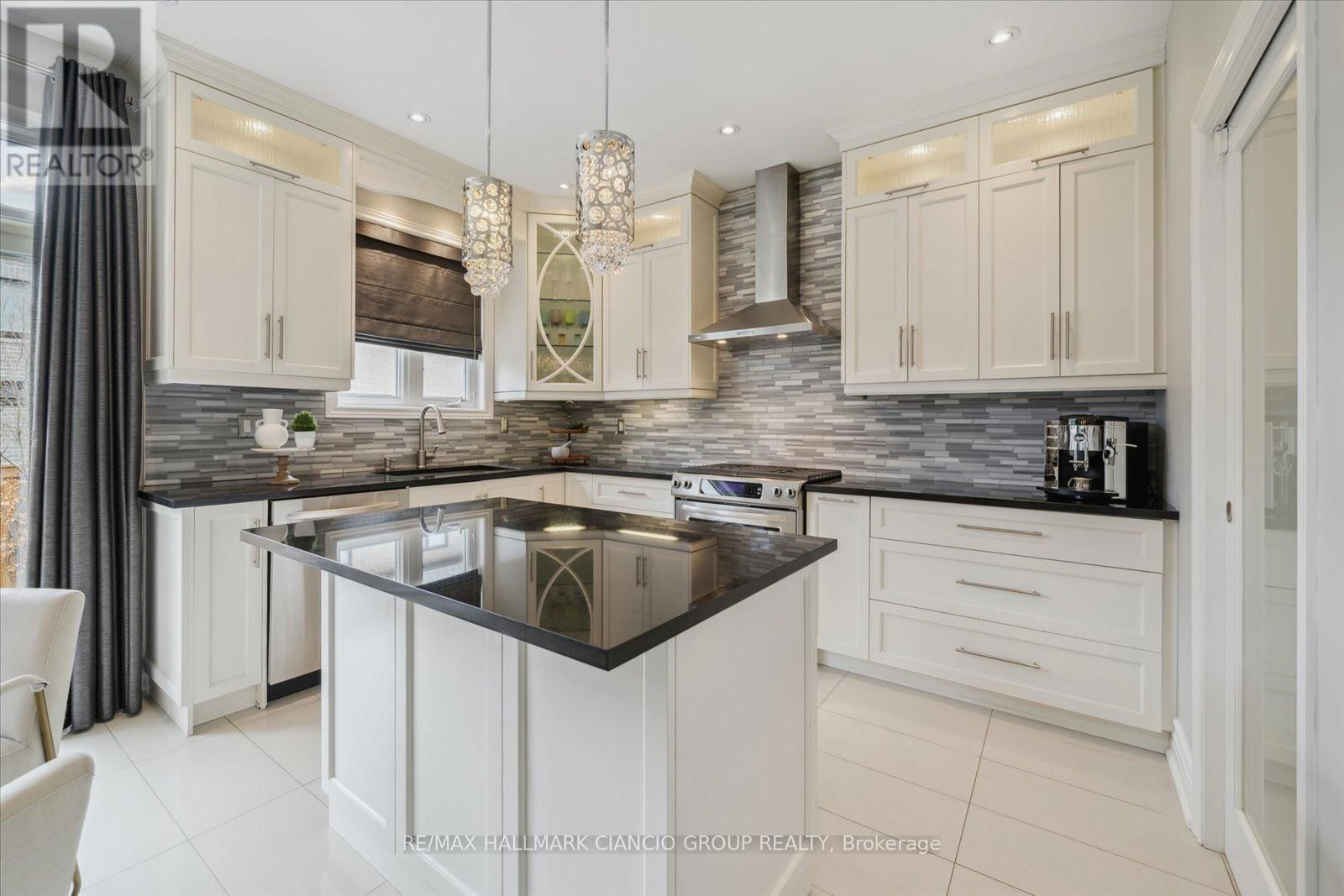 32 MAPLEBANK CRESCENT Image 13