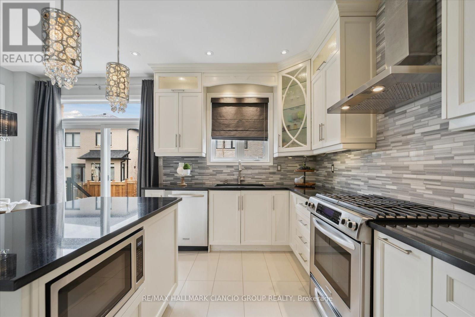32 MAPLEBANK CRESCENT Image 14