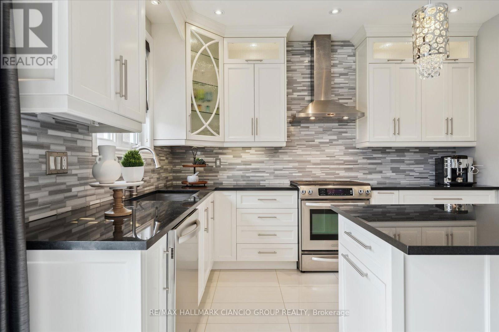 32 MAPLEBANK CRESCENT Image 15