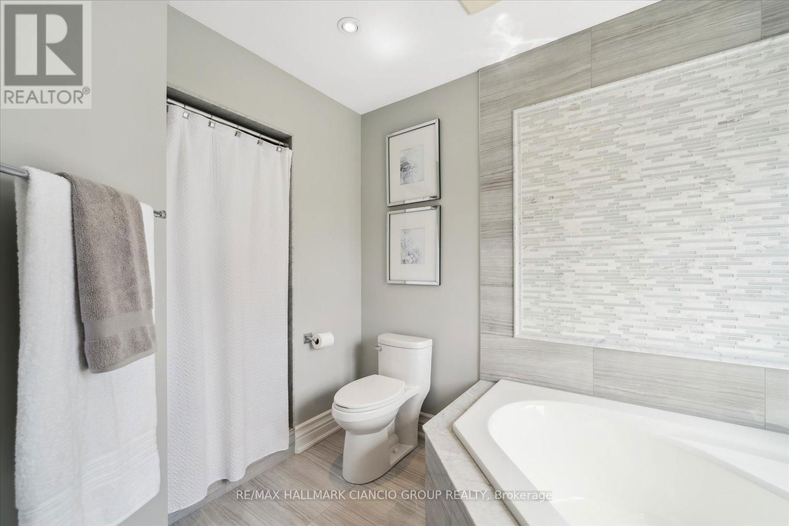32 MAPLEBANK CRESCENT Image 22
