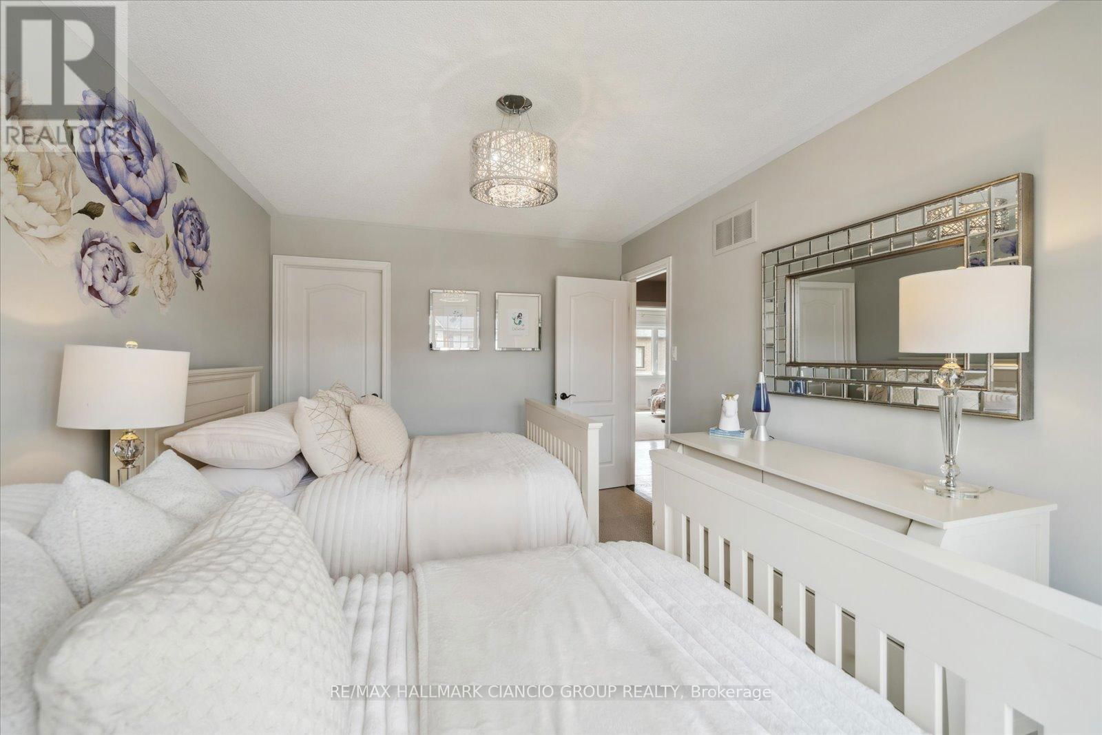 32 MAPLEBANK CRESCENT Image 27