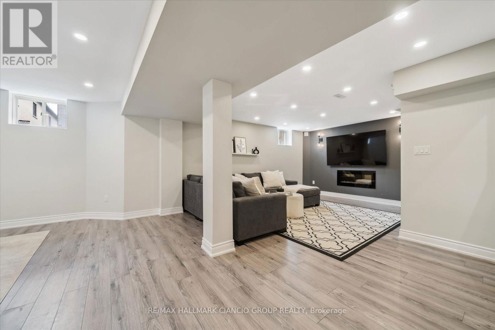 32 MAPLEBANK CRESCENT Image 30